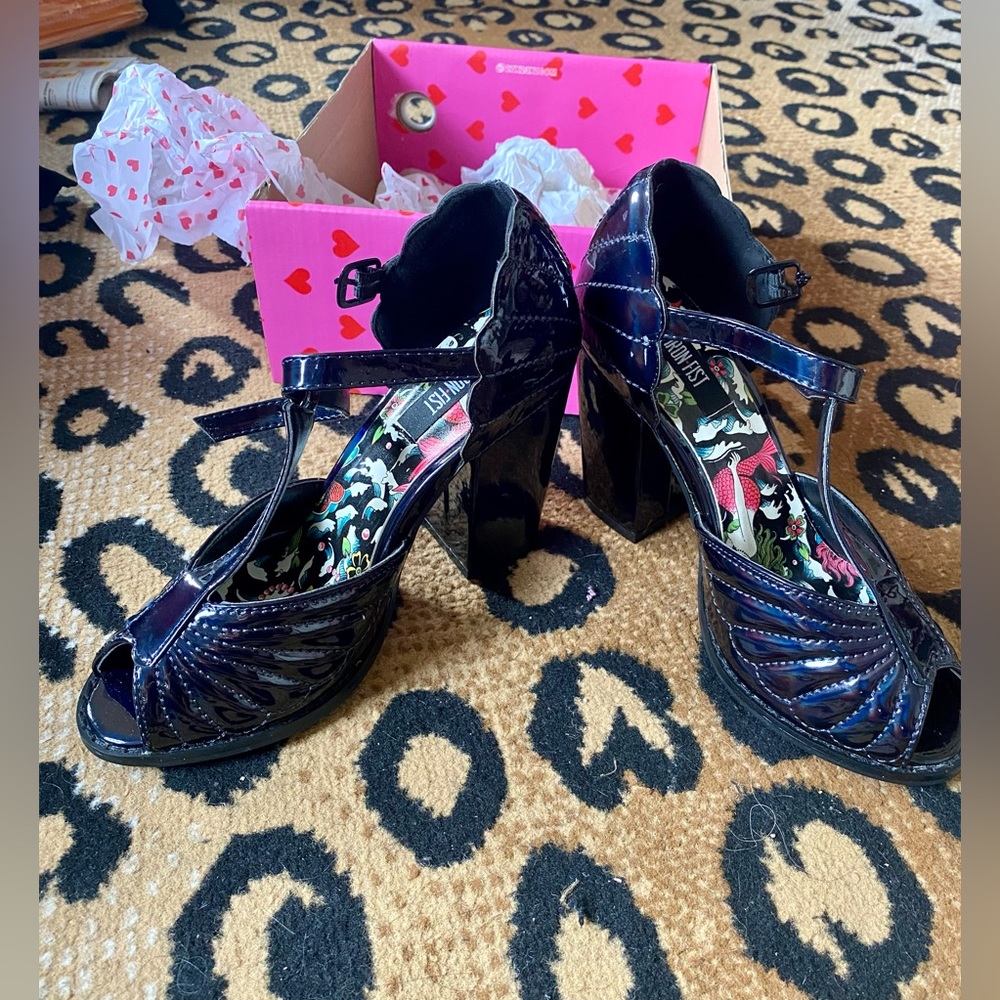 New Iron Fist Mother of Pearls Clamshell Heels 7 Black Iridescent Mermaid Pinup